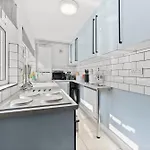 Stylish Designer 4 Bed - Parking - Sleeps 8
