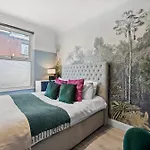 Stylish Designer 4 Bed - Parking - Sleeps 8