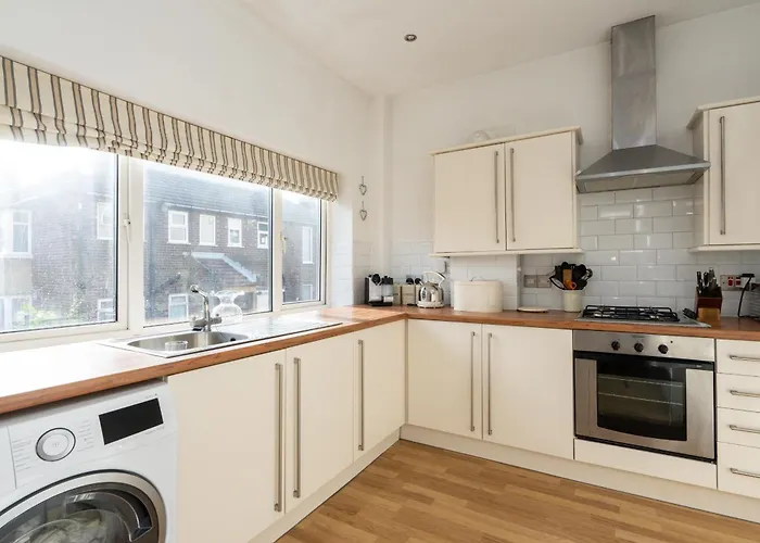 Beautiful 2 Bedroom Flat On Street Lane