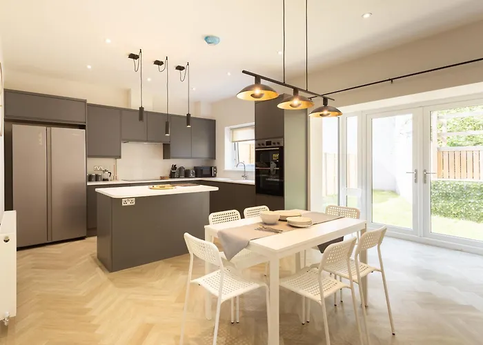 Huge 5 Bedroom Home, Sleeps 6
