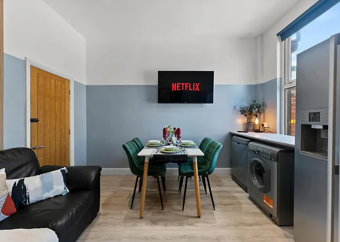 Stylish Designer 4 Bed - Parking - Sleeps 8