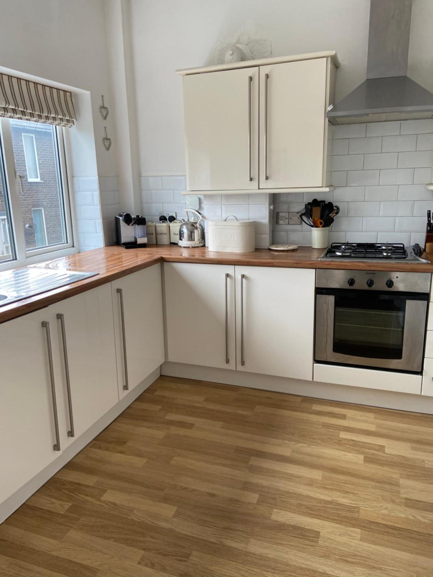 Beautiful 2 Bedroom Flat On Street Lane Apartment *