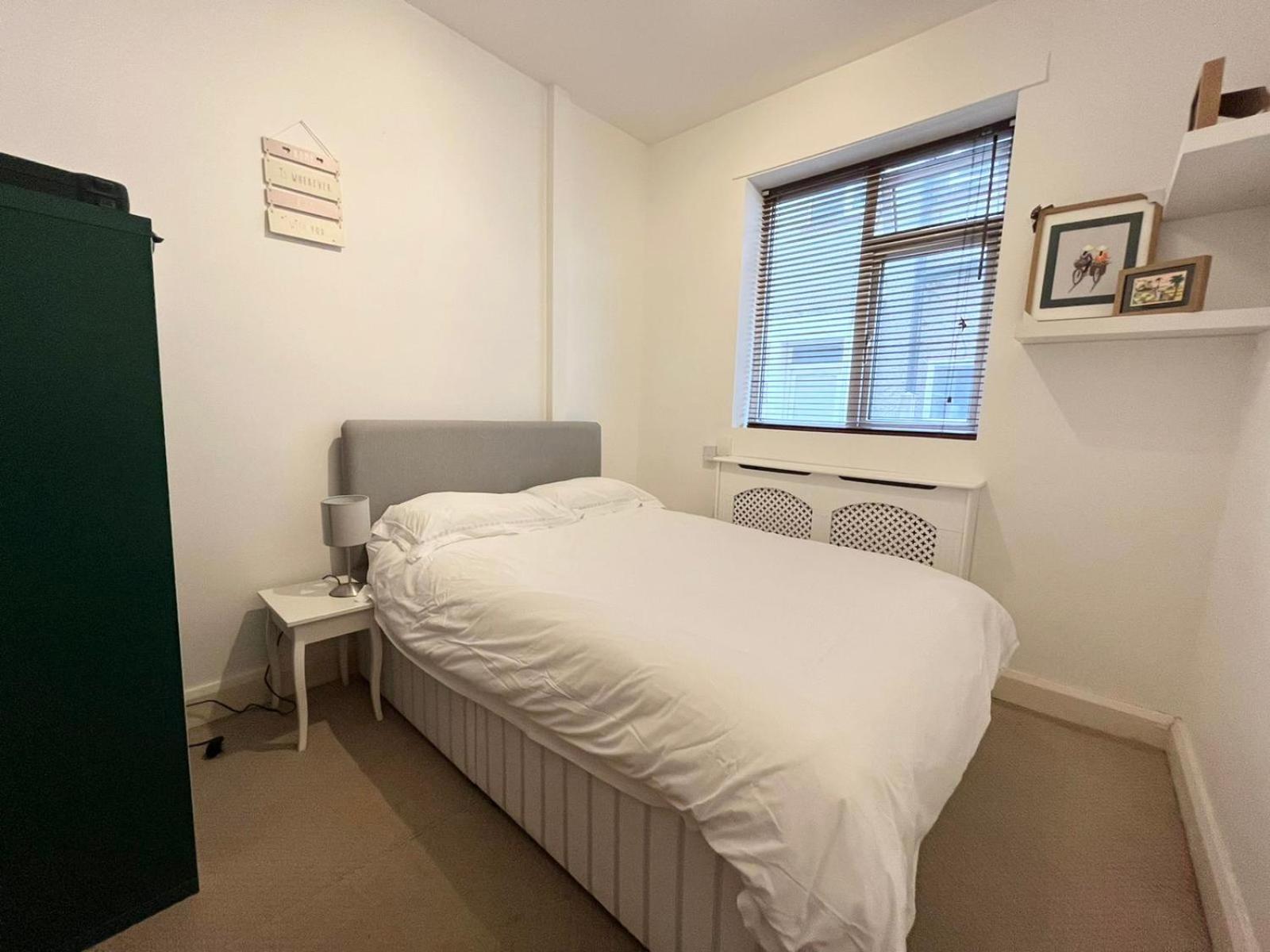 Beautiful 2 Bedroom Flat On Street Lane Apartment Leeds (West Yorkshire)