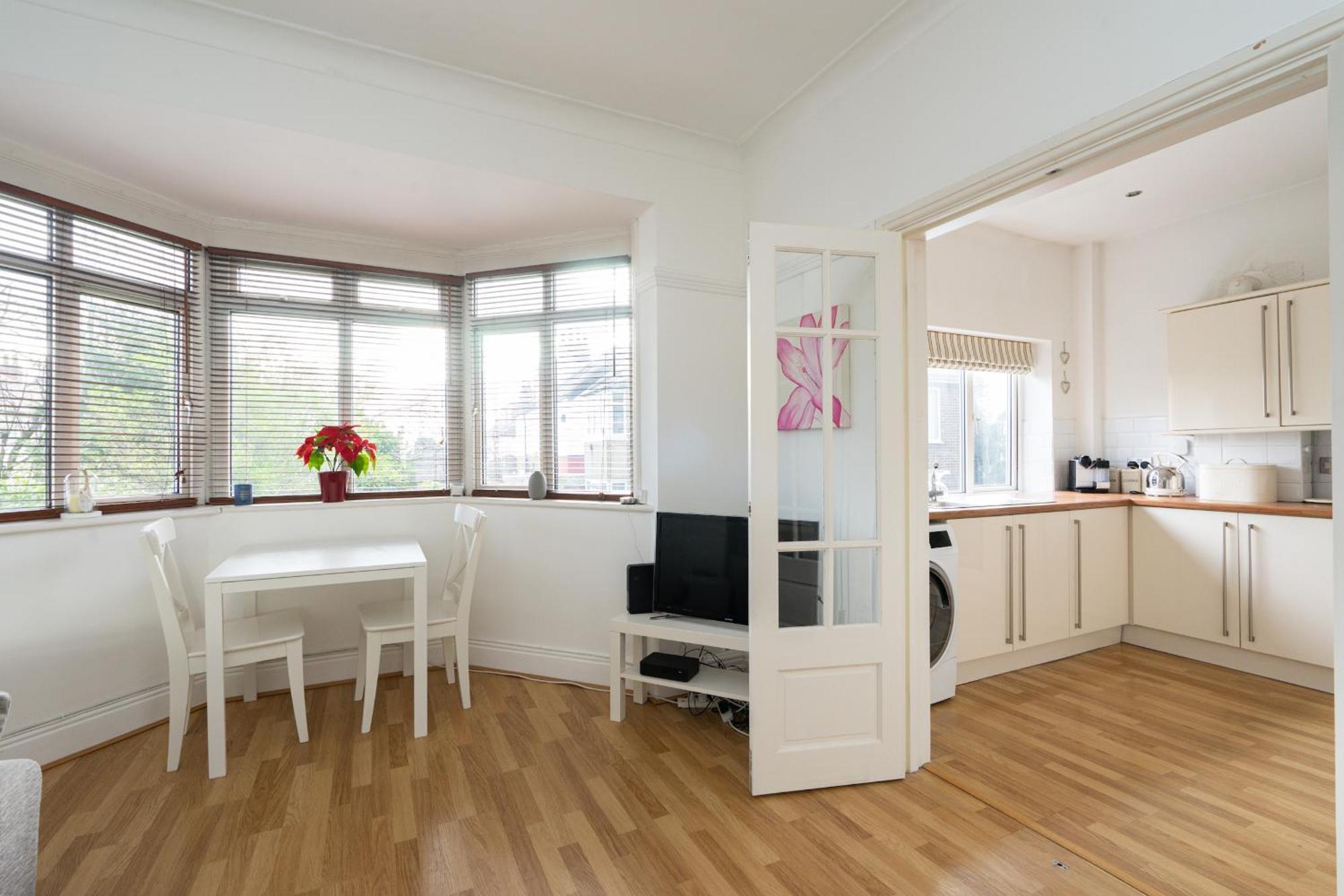 Beautiful 2 Bedroom Flat On Street Lane