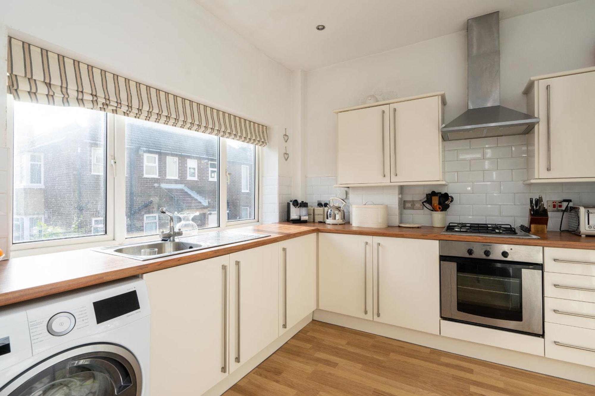 Beautiful 2 Bedroom Flat On Street Lane *