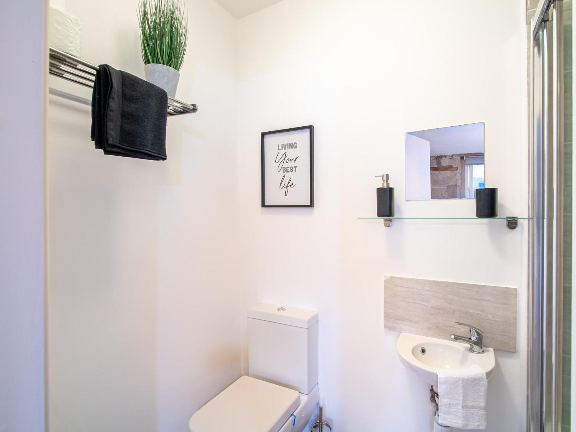Apartment 1 Bedroom Kirkstall Centre Ideal For Corporate Guests, Free Parking
