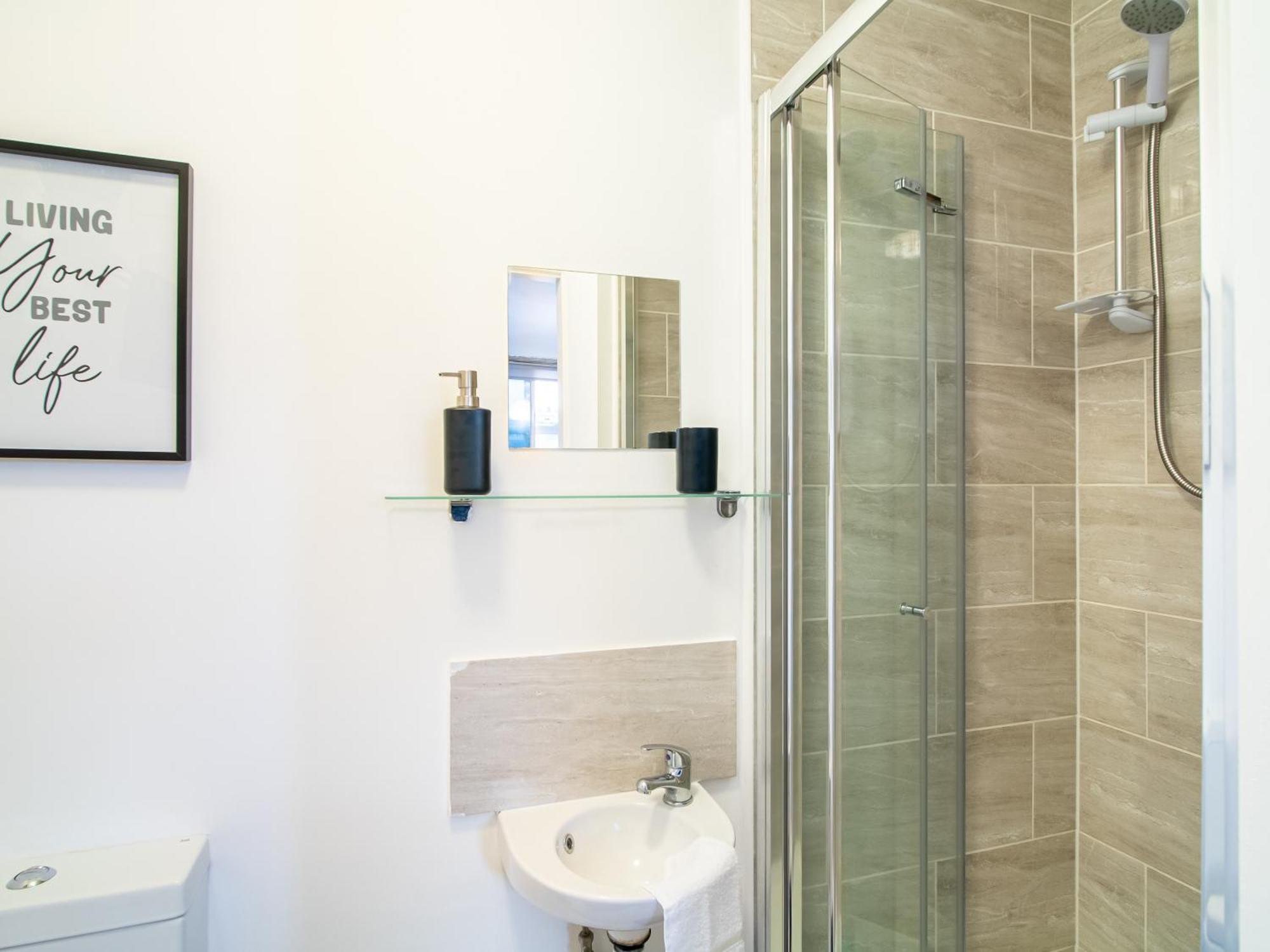 Apartment 1 Bedroom Kirkstall Centre Ideal For Corporate Guests, Free Parking Leeds (West Yorkshire)