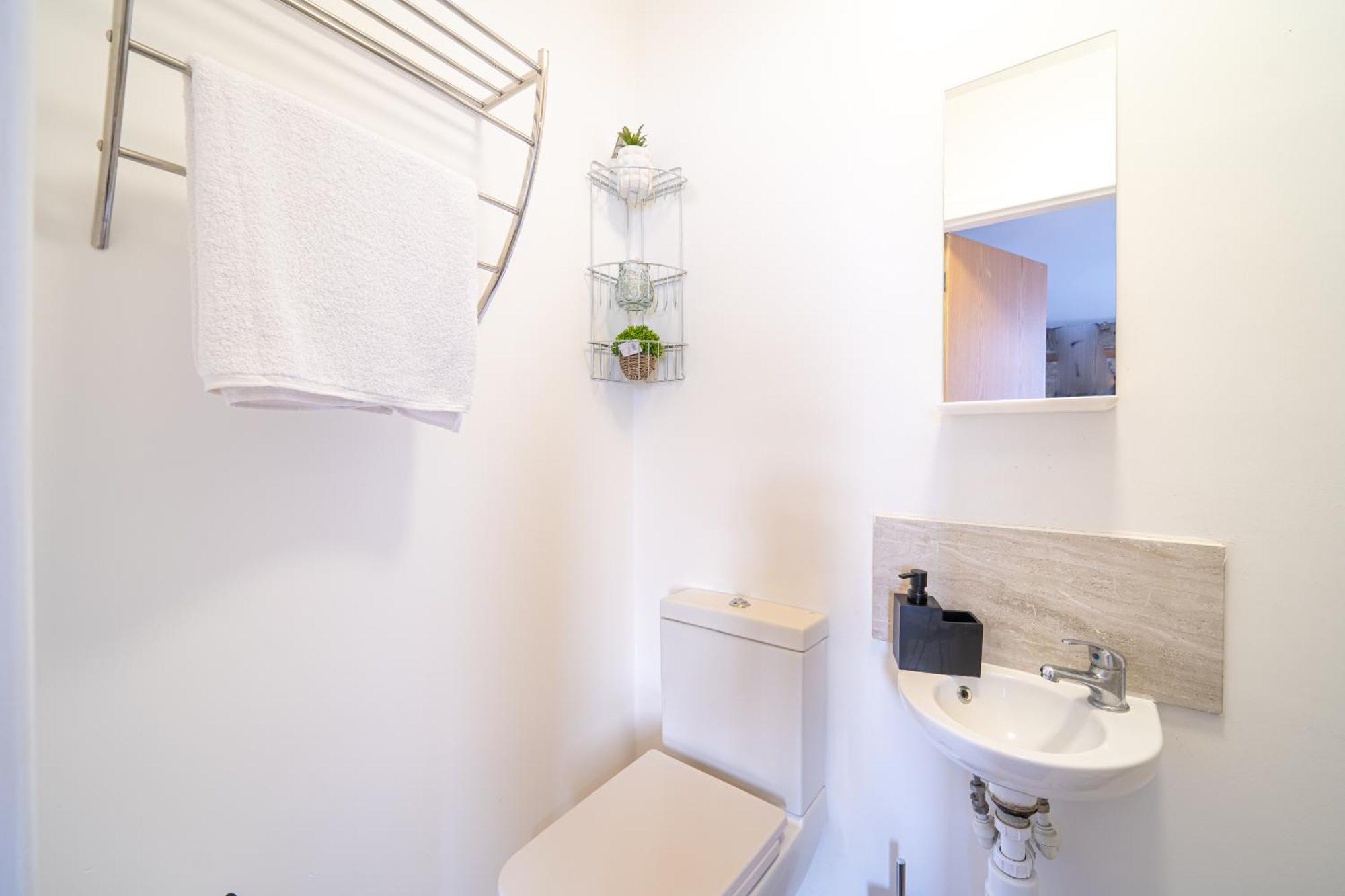 1 Bedroom Kirkstall Centre Ideal For Corporate Guests, Free Parking
