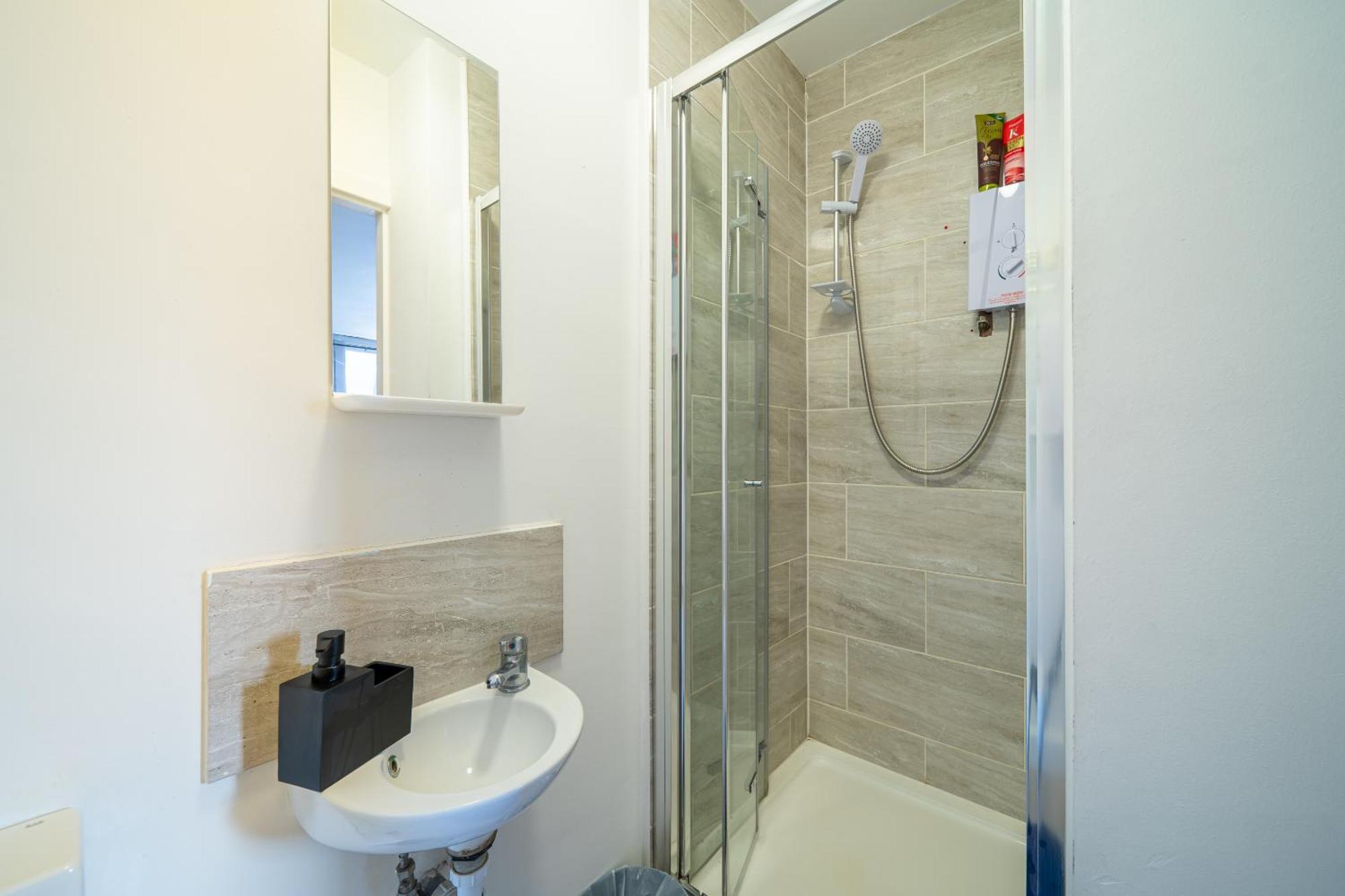 1 Bedroom Kirkstall Centre Ideal For Corporate Guests, Free Parking Apartment *