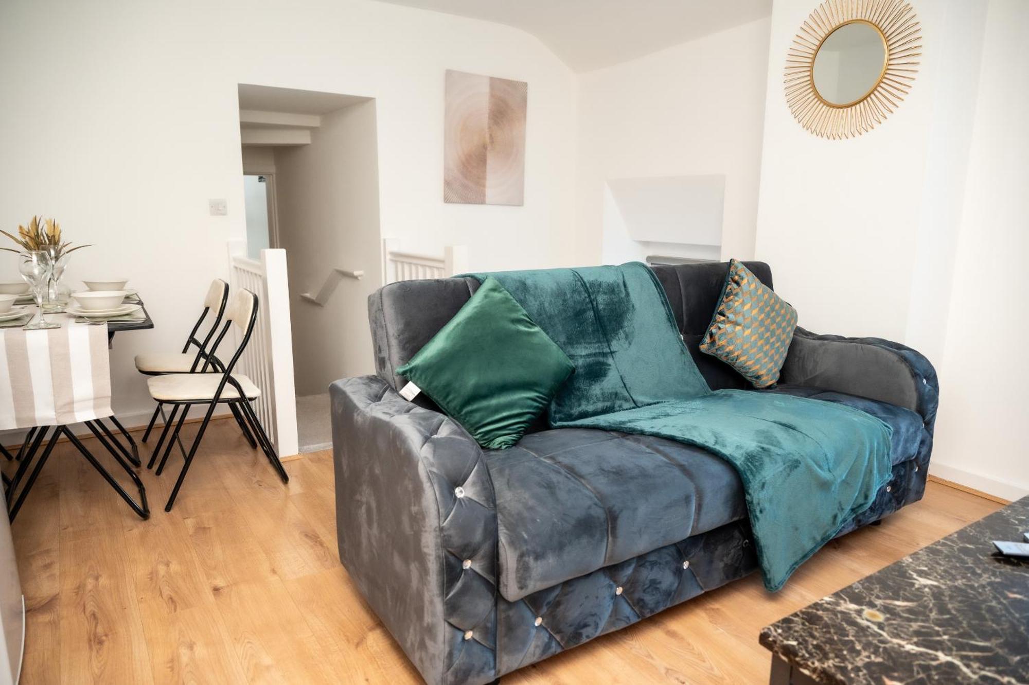 Apartment Corporate-friendly 2br In Leeds, Near Kirkstall Shopping Centre *