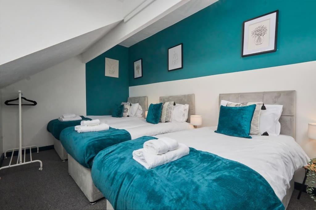 Large House Close To Leeds - Ideal For Groups *