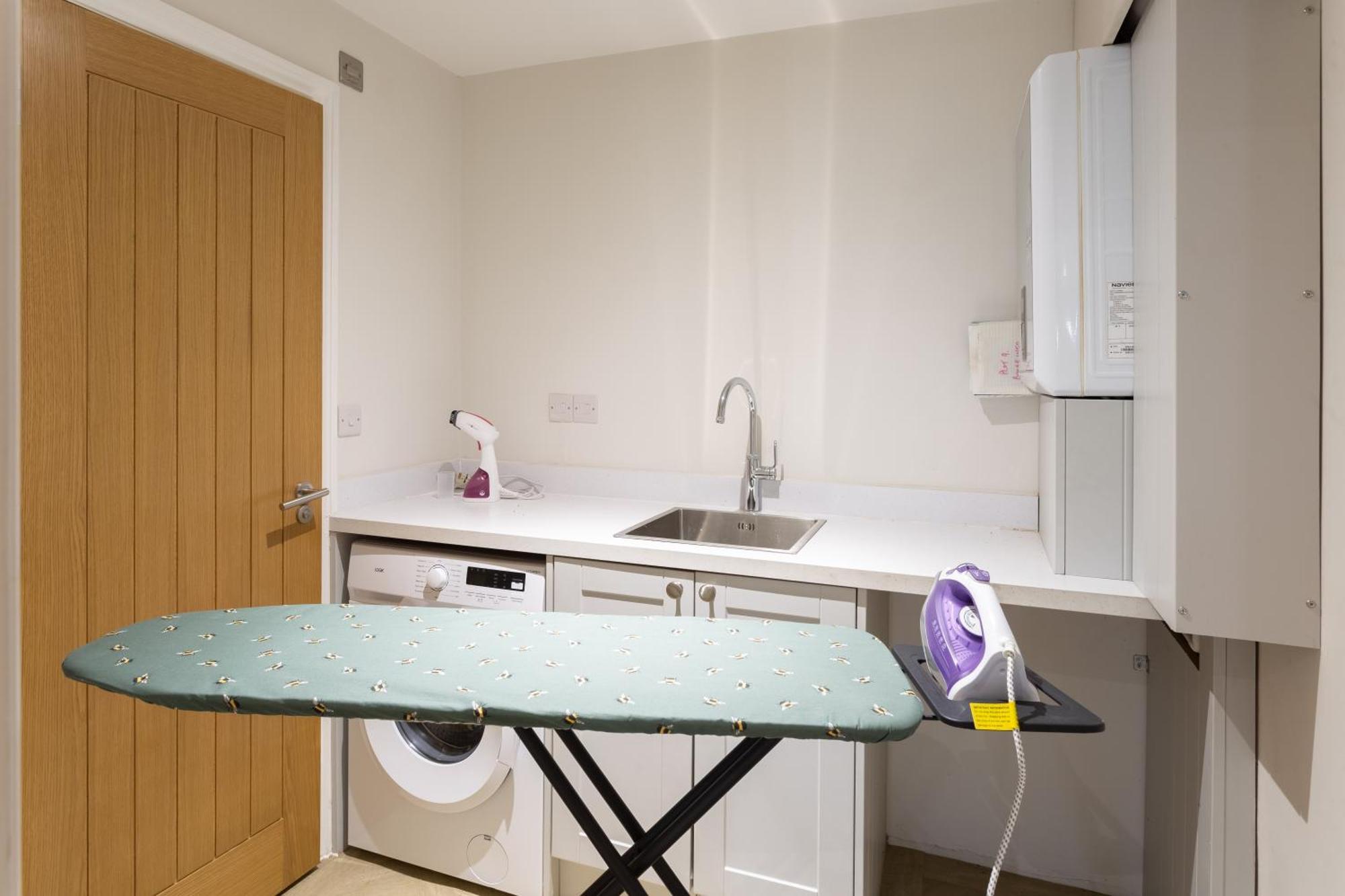 Huge 5 Bedroom Home, Sleeps 6 * Leeds (West Yorkshire)