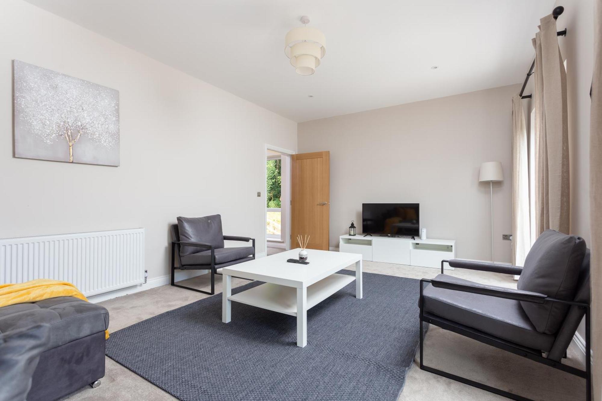 Huge 5 Bedroom Home, Sleeps 6
