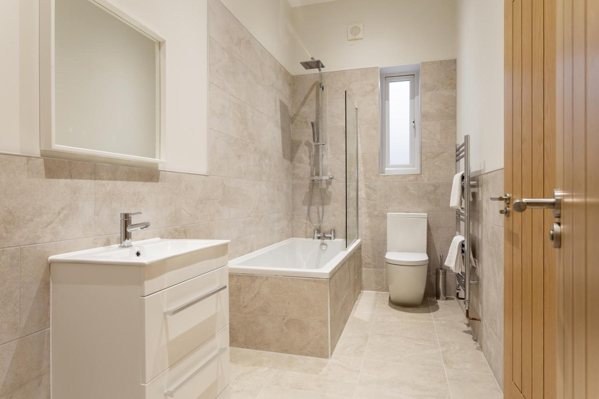 Huge 5 Bedroom Home, Sleeps 6