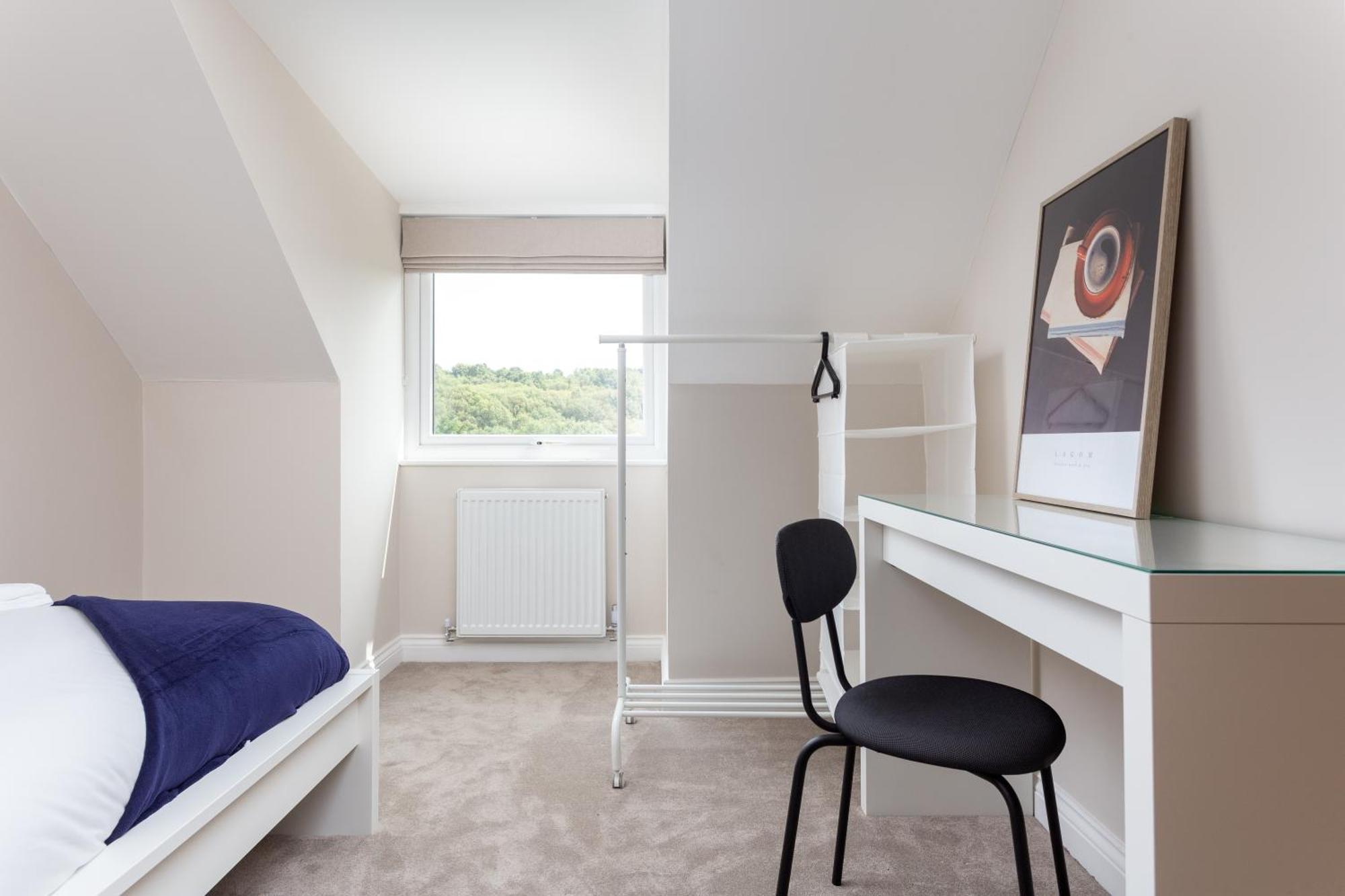 Holiday home Huge 5 Bedroom Home, Sleeps 6 *