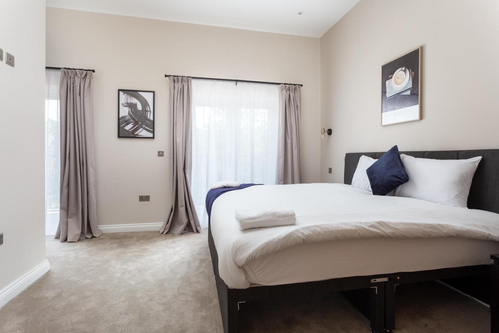 Huge 5 Bedroom Home, Sleeps 6 Holiday home