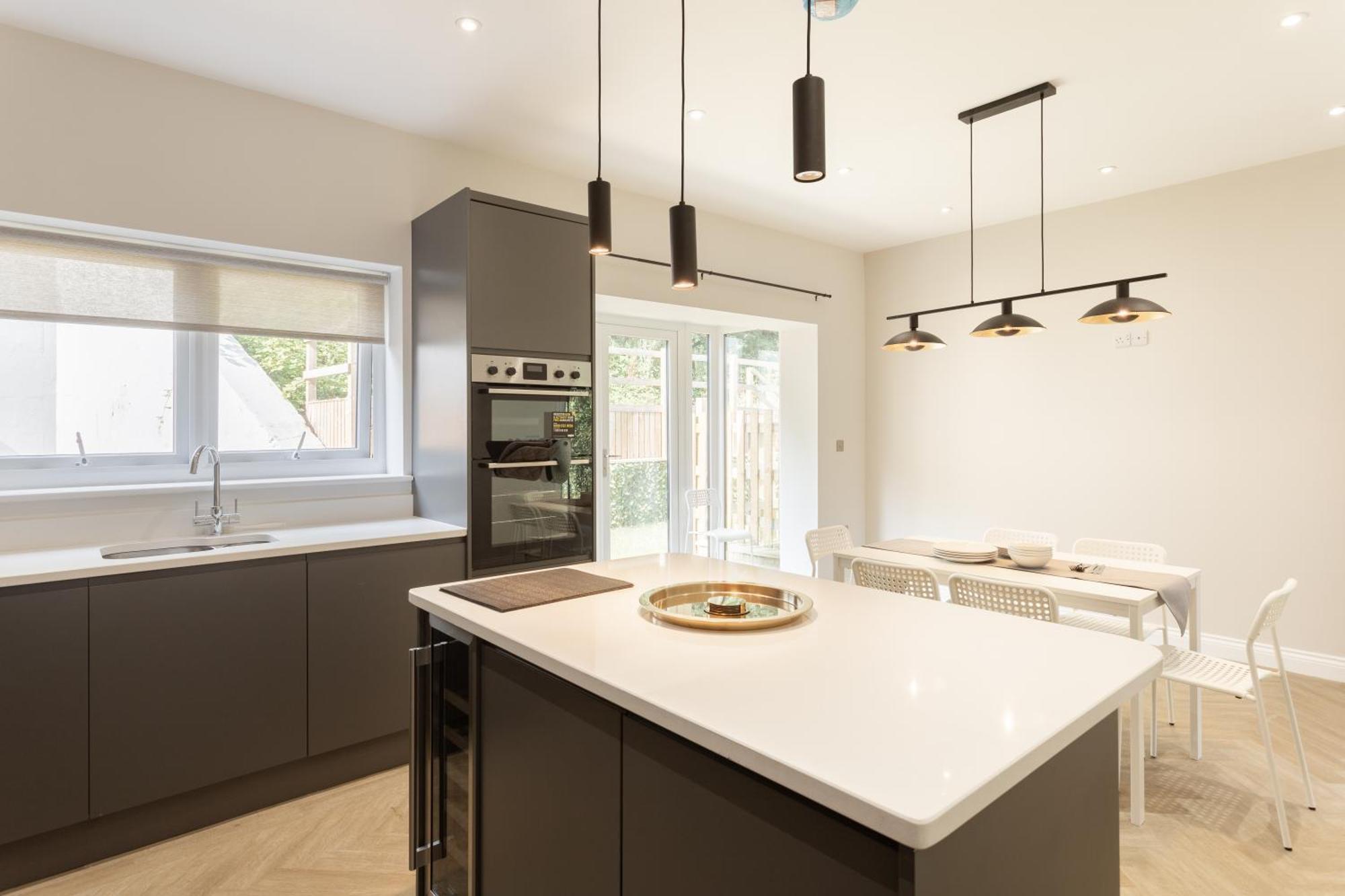 Huge 5 Bedroom Home, Sleeps 6