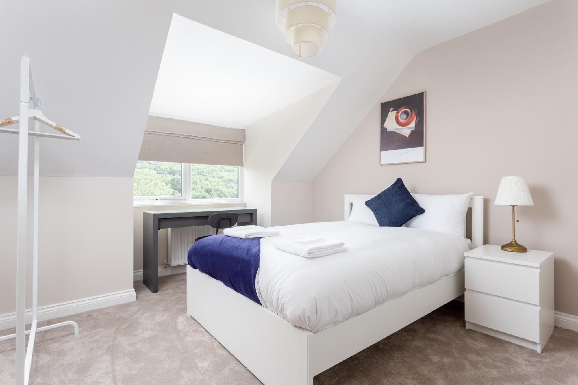 Huge 5 Bedroom Home, Sleeps 6 *