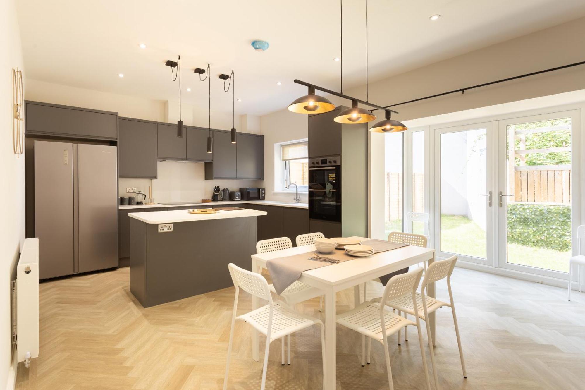Huge 5 Bedroom Home, Sleeps 6 Leeds (West Yorkshire)