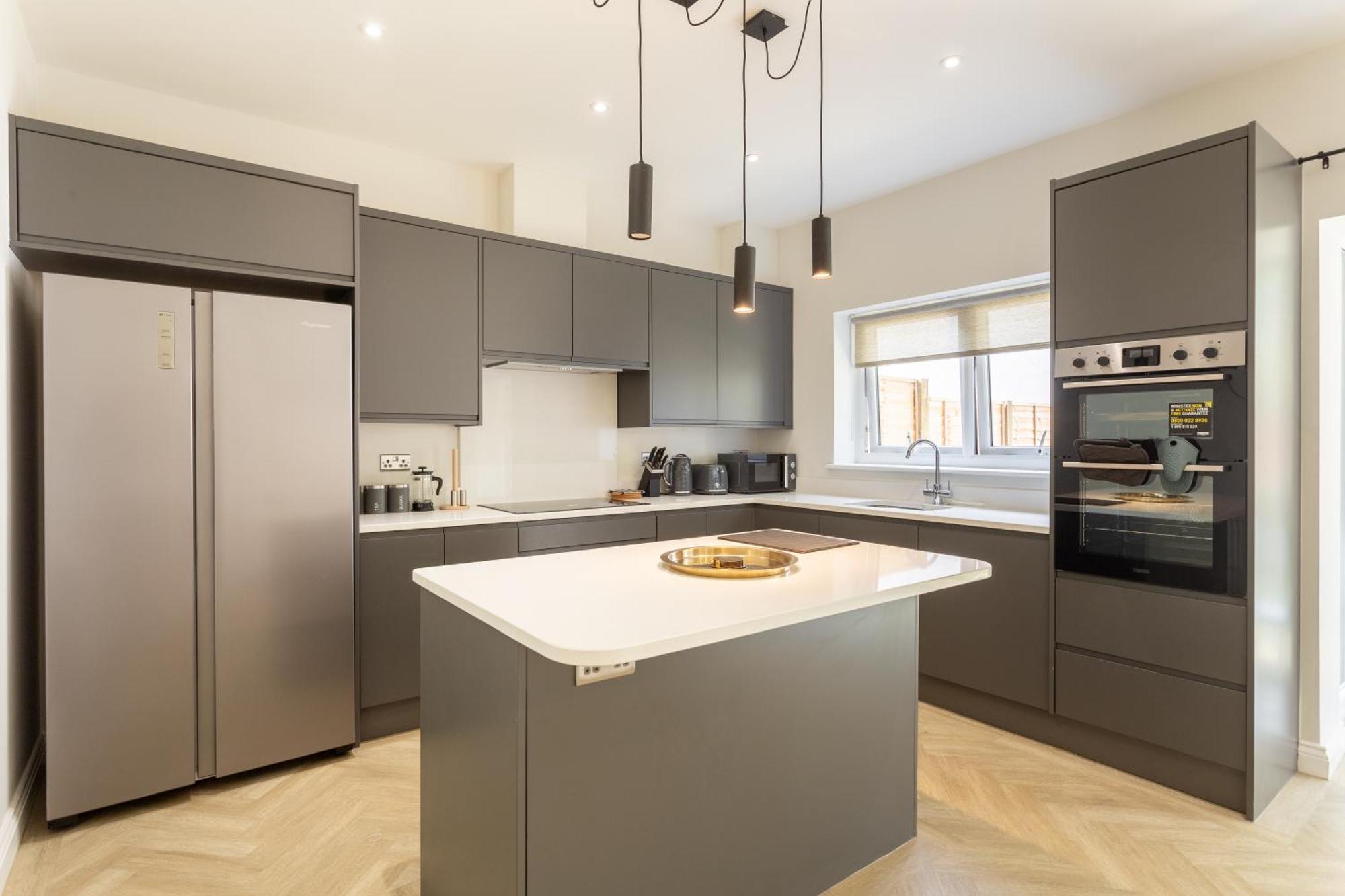 Huge 5 Bedroom Home, Sleeps 6