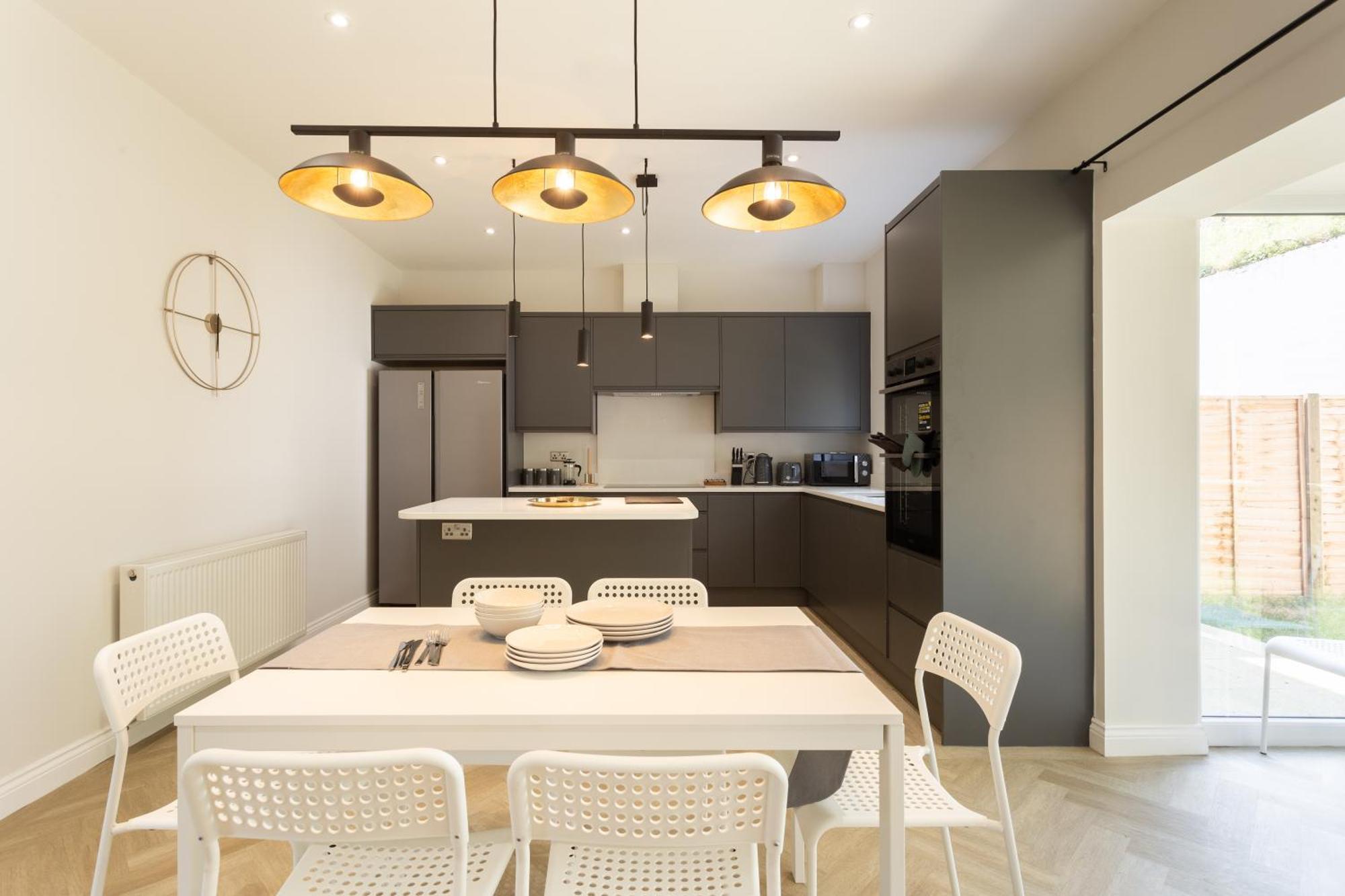 Huge 5 Bedroom Home, Sleeps 6 Holiday home *