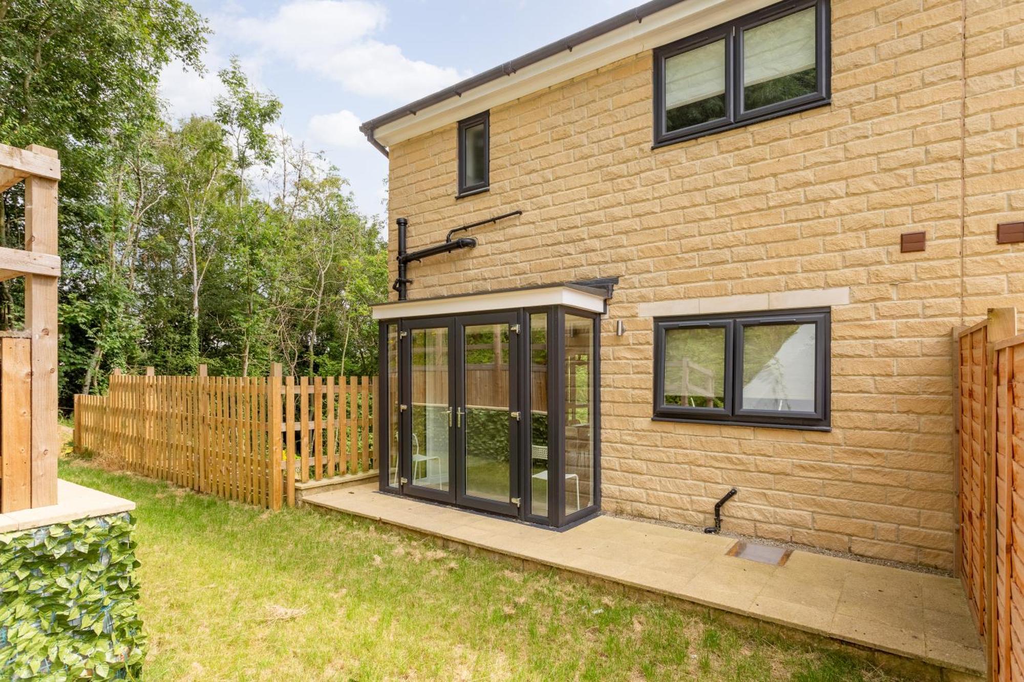Huge 5 Bedroom Home, Sleeps 6 *