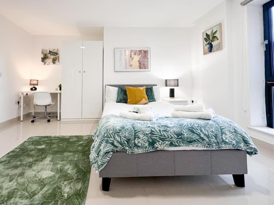 3 Bedroom Apt By Threethreethreesproperty Short Lets & Serviced Accommodation Leeds With Wi-Fi & Parking Apartment