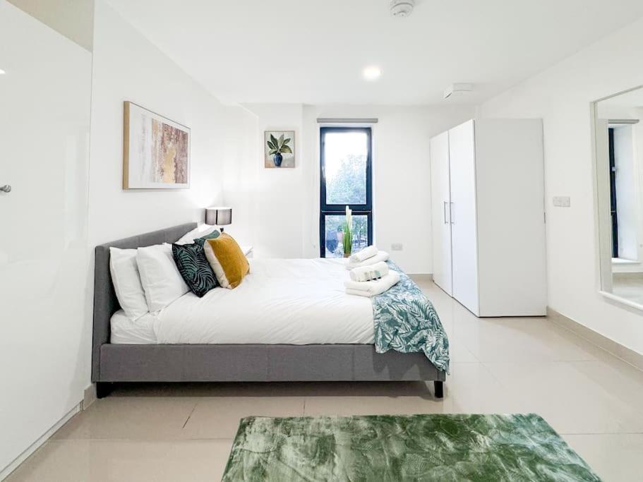 Apartment 3 Bedroom Apt By Threethreethreesproperty Short Lets & Serviced Accommodation Leeds With Wi-Fi & Parking