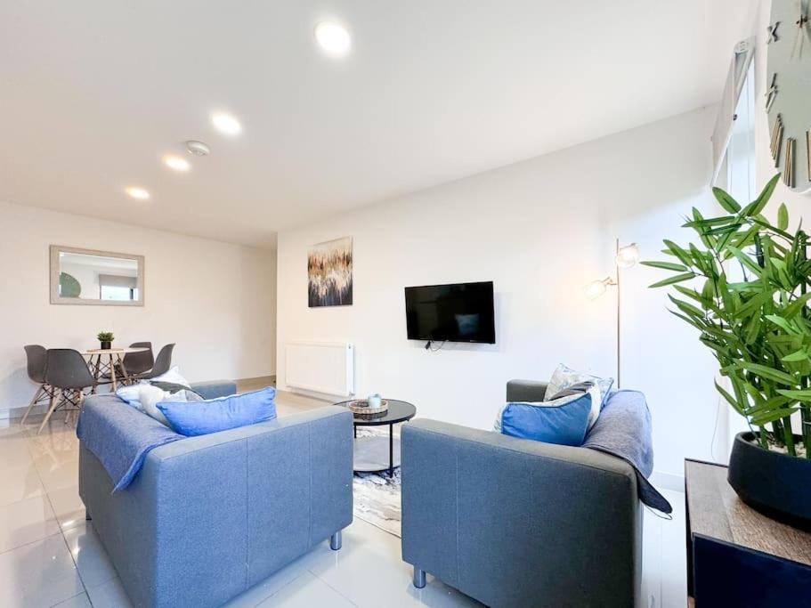 Apartment 3 Bedroom Apt By Threethreethreesproperty Short Lets & Serviced Accommodation Leeds With Wi-Fi & Parking *