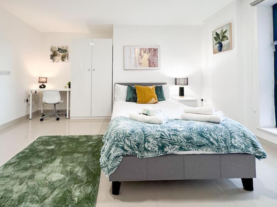 3 Bedroom Apt By Threethreethreesproperty Short Lets & Serviced Accommodation Leeds With Wi-Fi & Parking * Leeds (West Yorkshire)