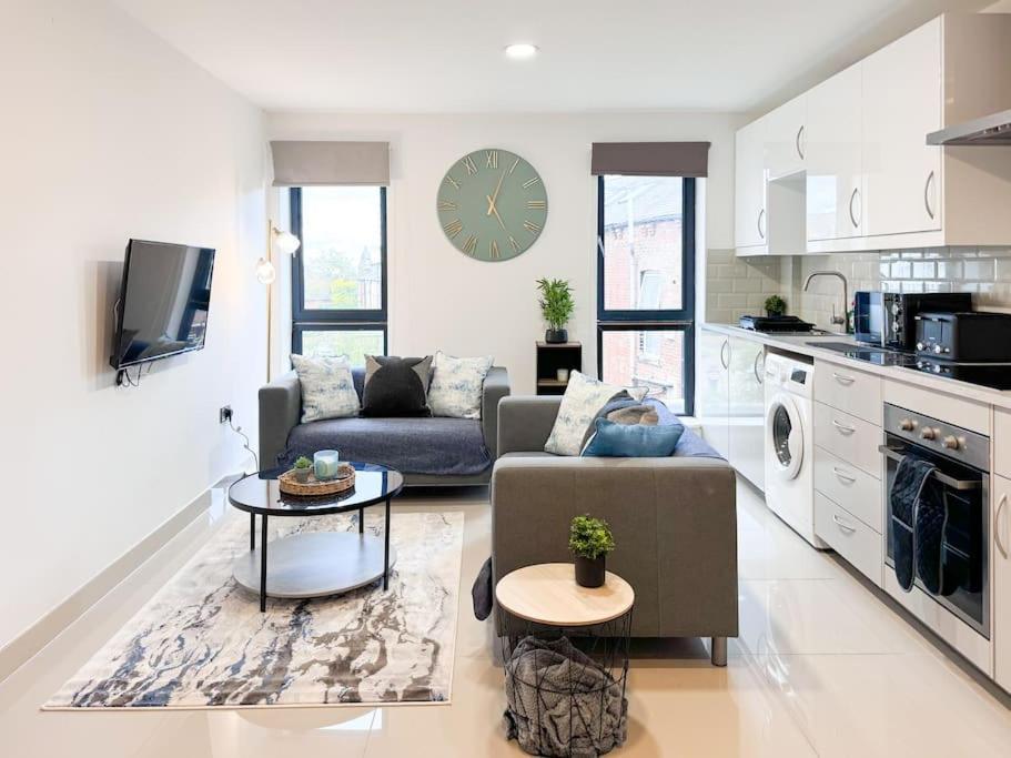 Apartment 3 Bedroom Apt By Threethreethreesproperty Short Lets & Serviced Accommodation Leeds With Wi-Fi & Parking Leeds (West Yorkshire)