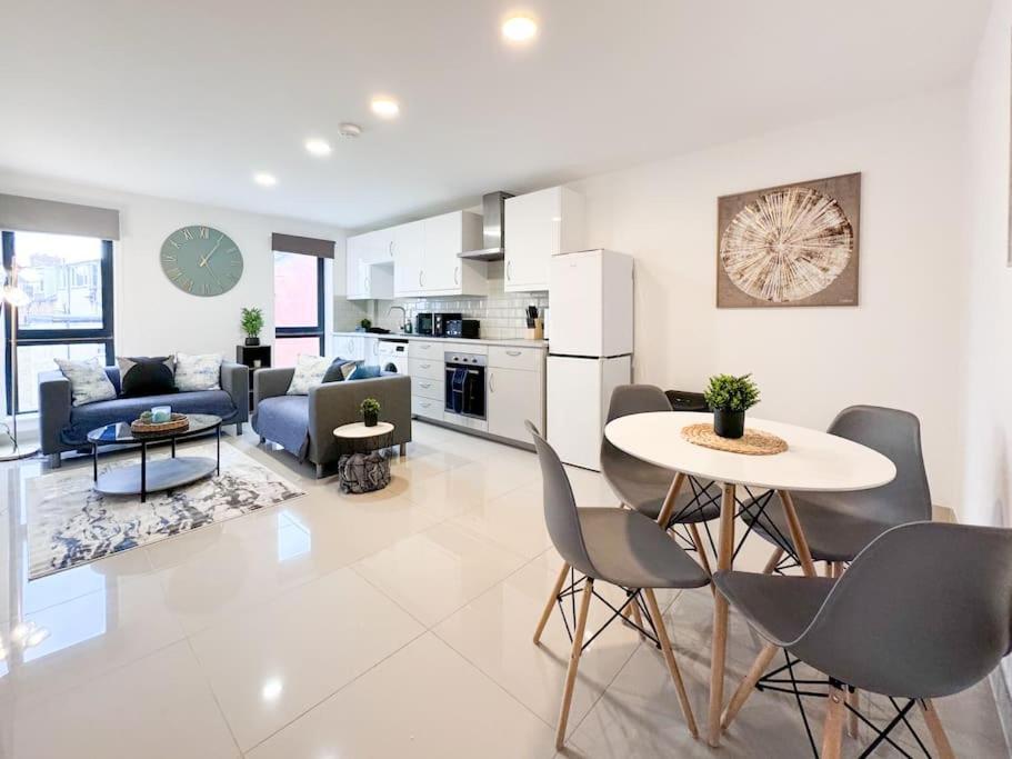 Apartment 3 Bedroom Apt By Threethreethreesproperty Short Lets & Serviced Accommodation Leeds With Wi-Fi & Parking *