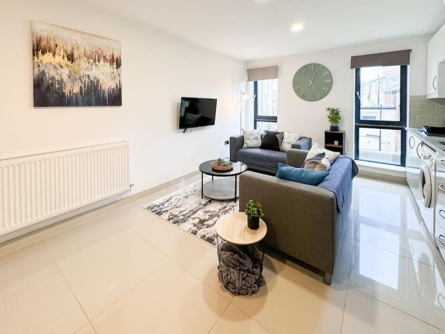 Apartment 3 Bedroom Apt By Threethreethreesproperty Short Lets & Serviced Accommodation Leeds With Wi-Fi & Parking