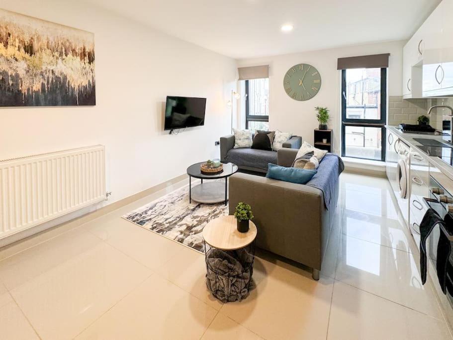 3 Bedroom Apt By Threethreethreesproperty Short Lets & Serviced Accommodation Leeds With Wi-Fi & Parking Apartment Leeds (West Yorkshire)