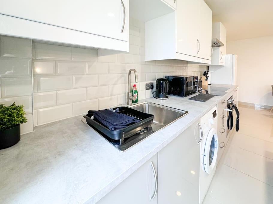 3 Bedroom Apt By Threethreethreesproperty Short Lets & Serviced Accommodation Leeds With Wi-Fi & Parking * Leeds (West Yorkshire)