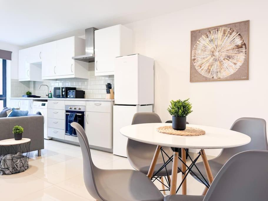 Apartment 3 Bedroom Apt By Threethreethreesproperty Short Lets & Serviced Accommodation Leeds With Wi-Fi & Parking