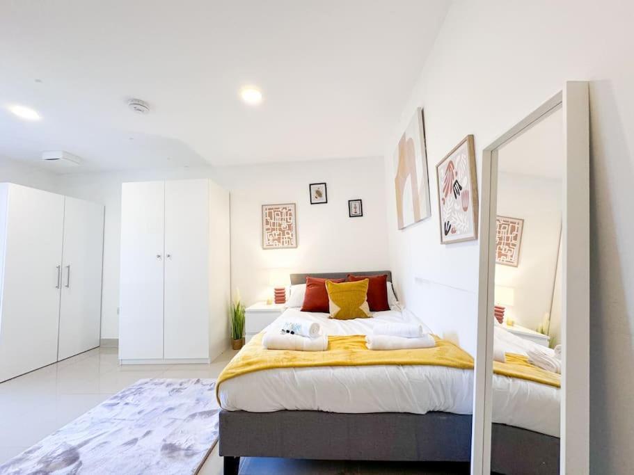 3 Bedroom Apt By Threethreethreesproperty Short Lets & Serviced Accommodation Leeds With Wi-Fi & Parking Apartment Leeds (West Yorkshire)