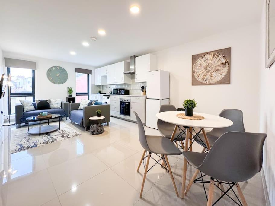 3 Bedroom Apt By Threethreethreesproperty Short Lets & Serviced Accommodation Leeds With Wi-Fi & Parking *
