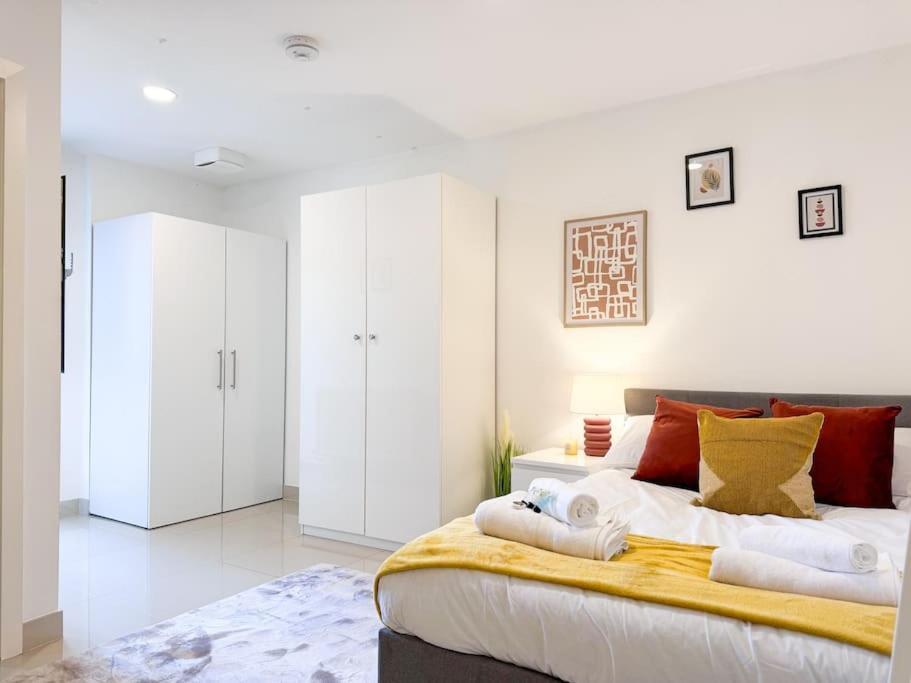 3 Bedroom Apt By Threethreethreesproperty Short Lets & Serviced Accommodation Leeds With Wi-Fi & Parking Leeds (West Yorkshire)