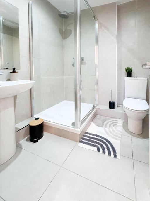 3 Bedroom Apt By Threethreethreesproperty Short Lets & Serviced Accommodation Leeds With Wi-Fi & Parking * Leeds (West Yorkshire)