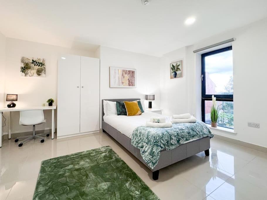Apartment 3 Bedroom Apt By Threethreethreesproperty Short Lets & Serviced Accommodation Leeds With Wi-Fi & Parking