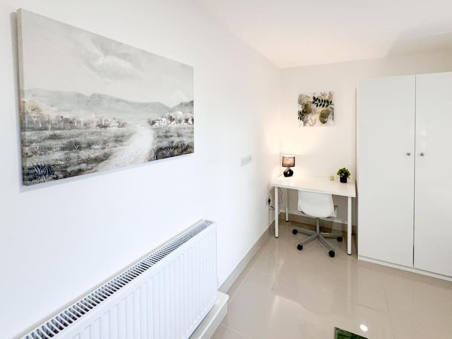 Apartment 3 Bedroom Apt By Threethreethreesproperty Short Lets & Serviced Accommodation Leeds With Wi-Fi & Parking *