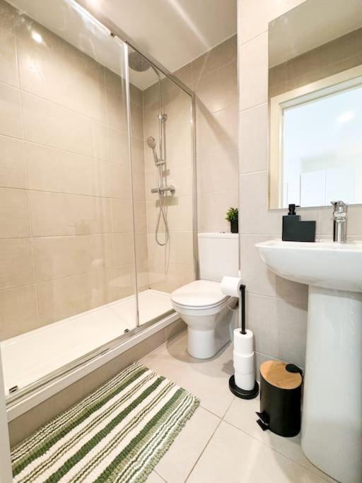 3 Bedroom Apt By Threethreethreesproperty Short Lets & Serviced Accommodation Leeds With Wi-Fi & Parking