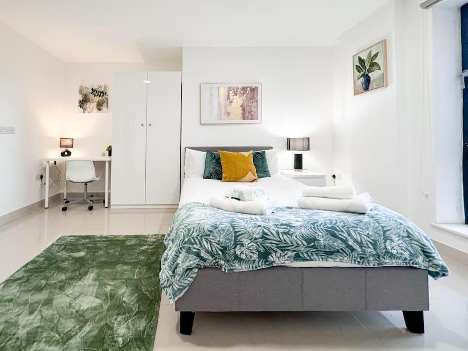 Apartment 3 Bedroom Apt By Threethreethreesproperty Short Lets & Serviced Accommodation Leeds With Wi-Fi & Parking