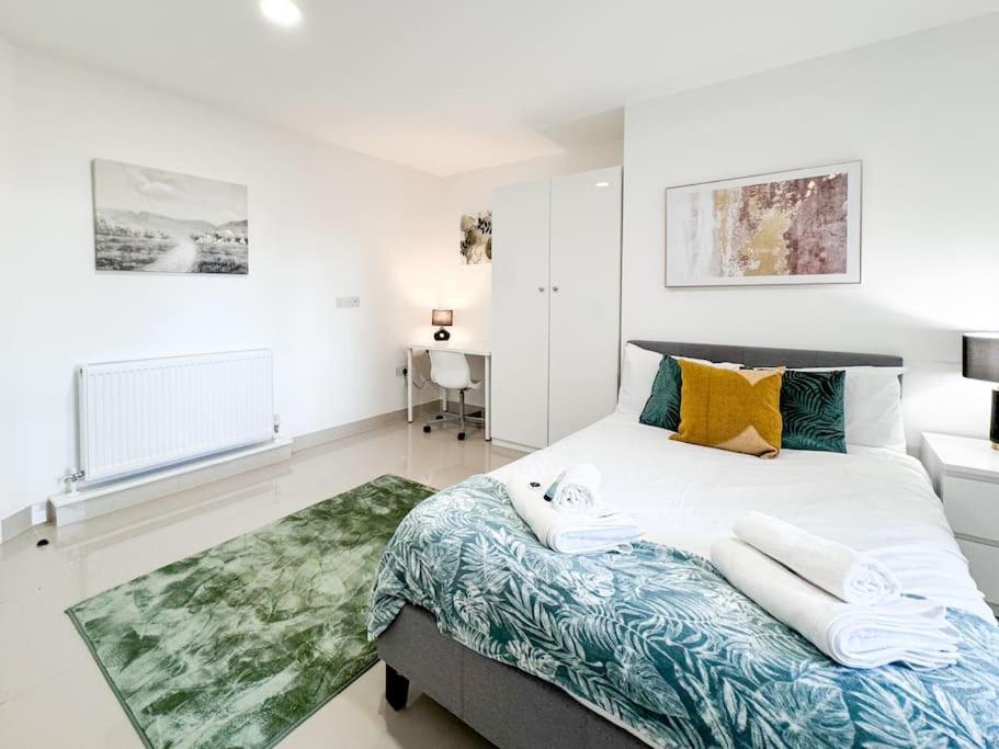 3 Bedroom Apt By Threethreethreesproperty Short Lets & Serviced Accommodation Leeds With Wi-Fi & Parking * Leeds (West Yorkshire)
