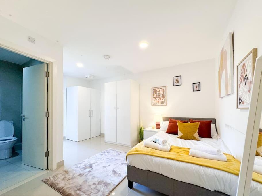 Apartment 3 Bedroom Apt By Threethreethreesproperty Short Lets & Serviced Accommodation Leeds With Wi-Fi & Parking