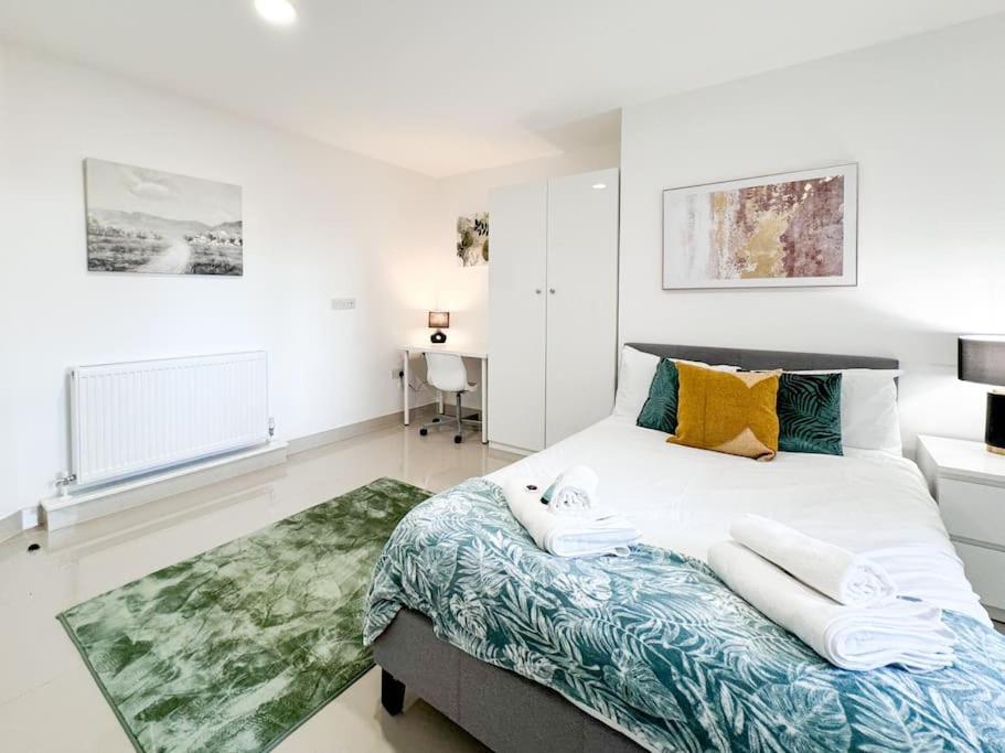Apartment 3 Bedroom Apt By Threethreethreesproperty Short Lets & Serviced Accommodation Leeds With Wi-Fi & Parking Leeds (West Yorkshire)