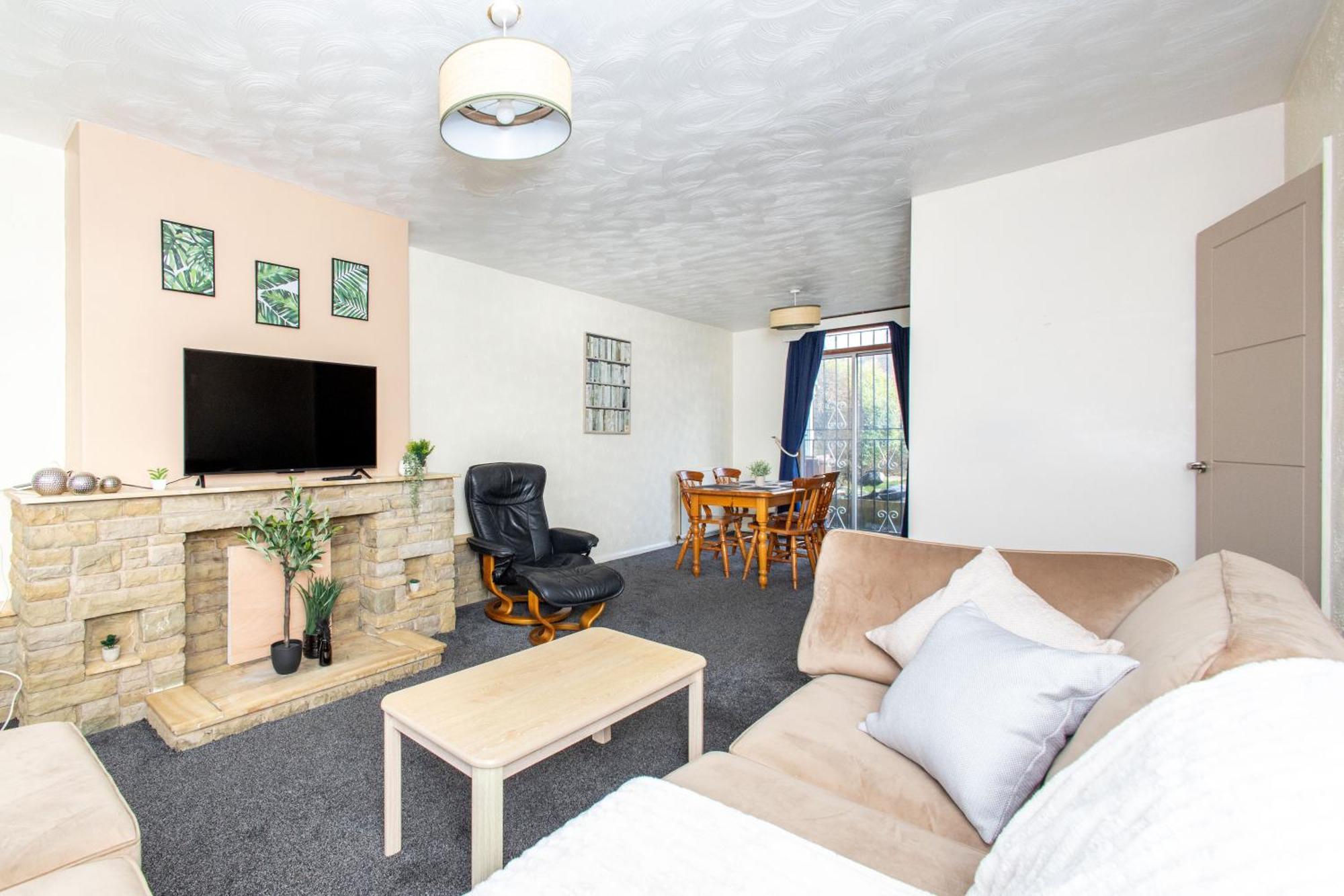 Well Located 3 Bedroom With Free Wifi And Private Parking * Leeds (West Yorkshire)