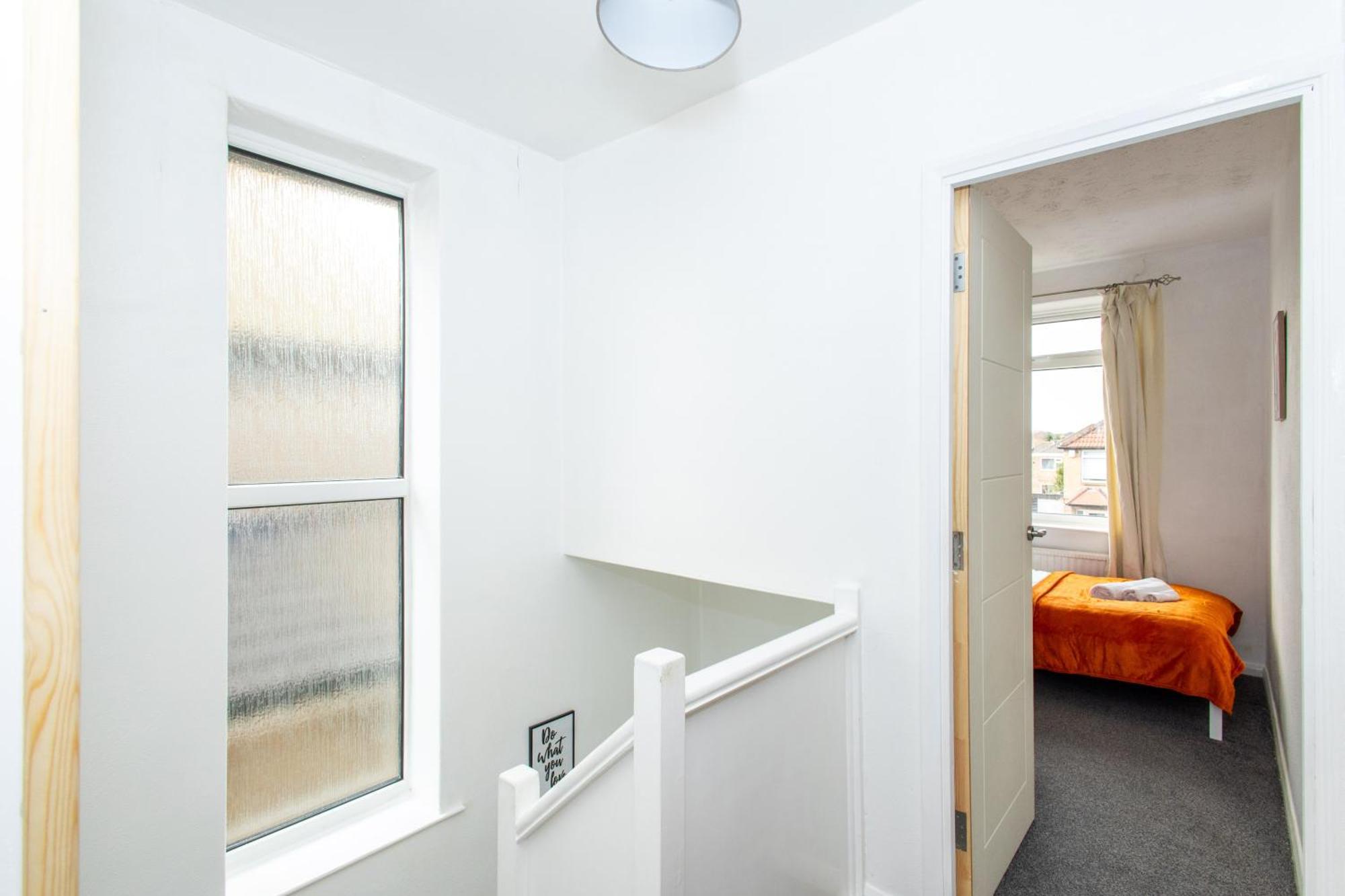 Well Located 3 Bedroom With Free Wifi And Private Parking *