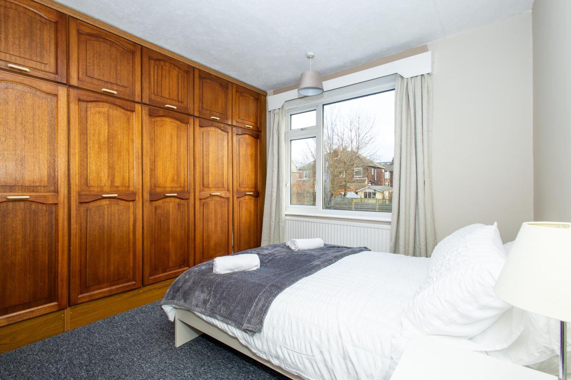 Well Located 3 Bedroom With Free Wifi And Private Parking * Leeds (West Yorkshire)